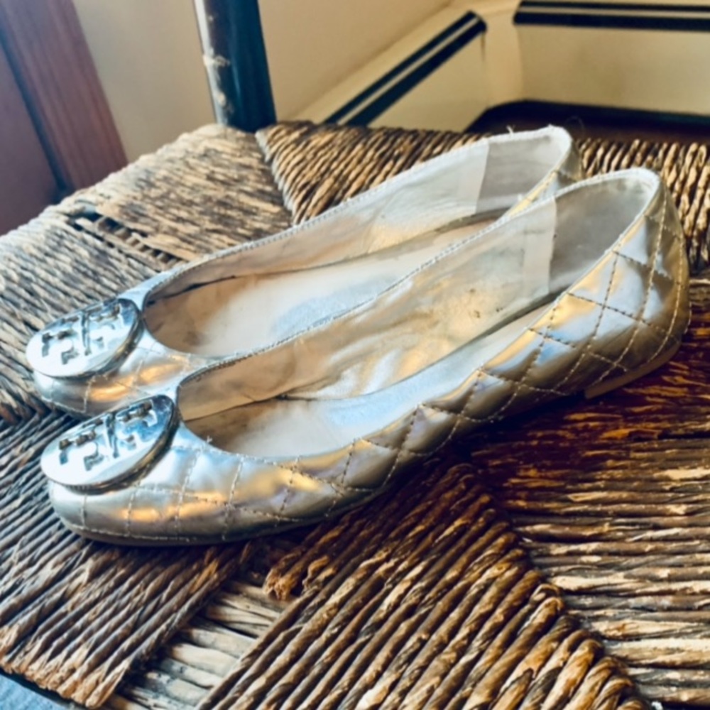 ✨✨Tory Burch Silver Quilted Ballet Flats✨6 1/2✨Priced To Sell✨Please Read✨